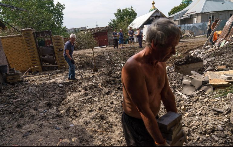 Habitantes de la ciudad de Kramatorsk limpian escombros tras los bombardeos. AP/D. Goldman