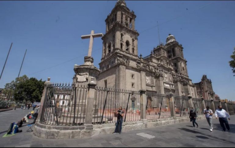 De acuerdo con los reportes oficiales, la Catedral de la Ciudad de México registró algunos desprendimientos en su interior tras el sismo de esta madrugada. FOTO: Naomi Antonio