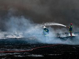 Bomberos mexicanos y venezolanos viajaron de emergencia a la isla para apoyar a sus pares cubanos. AP/Y. Lage