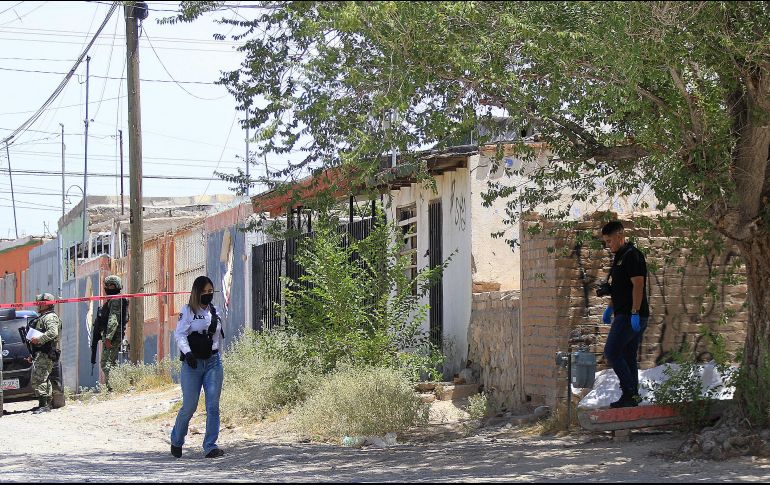 Personal del Ejército mexicano y peritos forenses trabajan en Ciudad Juárez recabando indicios. EFE/L. Torres