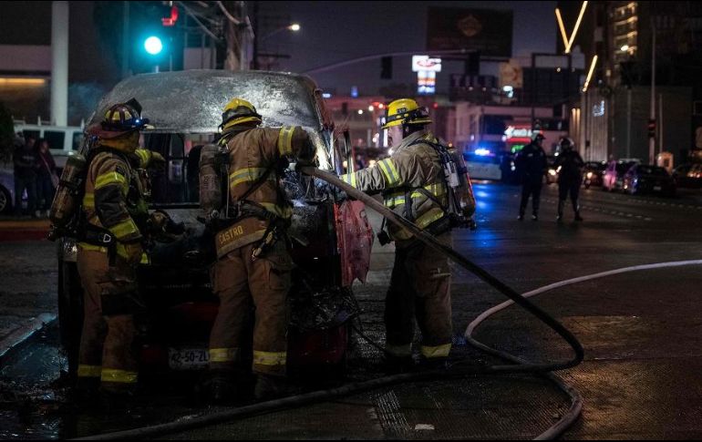 En las ciudades de Tijuana, Tecate, Mexicali y Rosarito se registró la quema de vehículos por parte de civiles armados. AFP/G. Arias