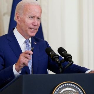Salman Rushdie: Joe Biden condena el "feroz ataque" contra el escritor