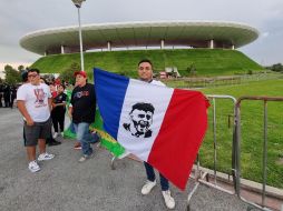 Algunos aficionados del Rebaño se presentaron al encuentro con banderas alusivas al Guadalajara y con el rostro de Alexis Vega. EL INFORMADOR/D. REOS