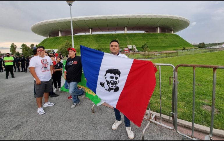 Algunos aficionados del Rebaño se presentaron al encuentro con banderas alusivas al Guadalajara y con el rostro de Alexis Vega. EL INFORMADOR/D. REOS