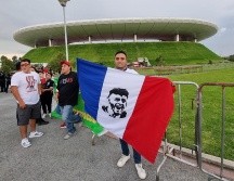 Algunos aficionados del Rebaño se presentaron al encuentro con banderas alusivas al Guadalajara y con el rostro de Alexis Vega. EL INFORMADOR/D. REOS