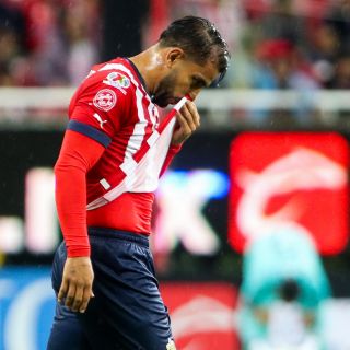 ¡En igualdad! Chivas también se queda con uno menos