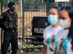 La Policía desplegó efectivos en los alrededores de la catedral y en la cercana rotonda de Metrocentro. AFP/O. Rivas