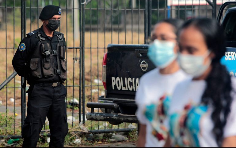 La Policía desplegó efectivos en los alrededores de la catedral y en la cercana rotonda de Metrocentro. AFP/O. Rivas