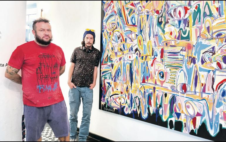 Los artistas Feng Villalpando (a la izquierda) y Roberto Morleghem. ESPECIAL