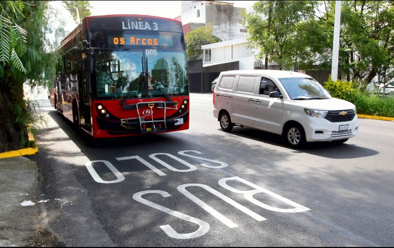 Las unidades del transporte público y los vehículos no motorizados podrán usar el carril confinado. EL INFORMADOR/A. Camacho