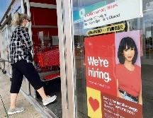 Los empleados buscan que sus empresas mejoren sus salarios o cambiarán de trabajo por uno mejor pagado. AFP