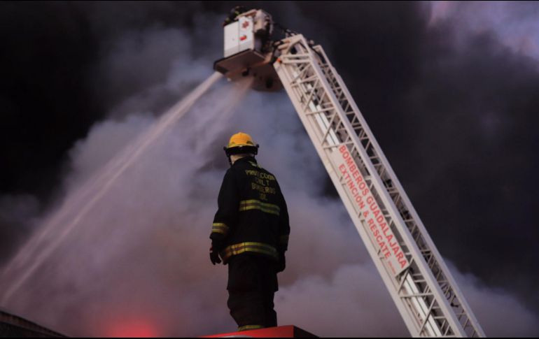 El incendio se registró este domingo en la fábrica de sandalias Viniteck. CORTESÍA/ Protección Civil y Bomberos de Guadalajara