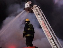 El incendio se registró este domingo en la fábrica de sandalias Viniteck. CORTESÍA/ Protección Civil y Bomberos de Guadalajara