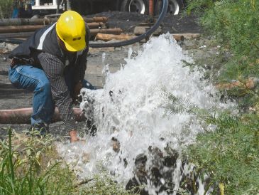 El pasado viernes, las autoridades anunciaron que se había extraído el 97% del agua en los tres pozos de la mina, pero una lluvia provocó el aumento de los niveles. AFP