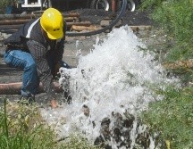 El pasado viernes, las autoridades anunciaron que se había extraído el 97% del agua en los tres pozos de la mina, pero una lluvia provocó el aumento de los niveles. AFP