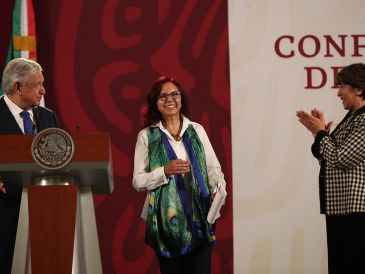 En la imagen López Obrador, Leticia Ramírez (centro) y Delfina Gómez (der). SUN / V. Rosas