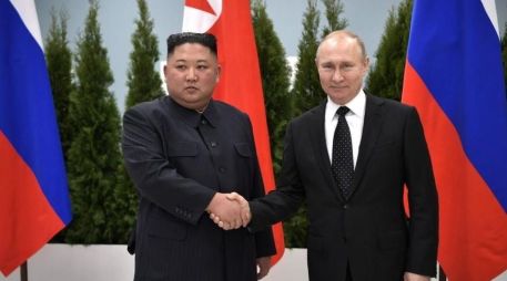 El líder de Corea del Norte, Kim Jong-un (izquierda), en un encuentro con el presidente de Rusia, Vladimir Putin, en Vladivostok, Rusia, en 2019. GETTY IMAGES /