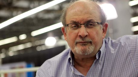 Hospitalizado con heridas graves tras el ataque, el escritor británico-estadounidense Salman Rushdie va mejorando, según sus allegados. EL INFORMADOR / ARCHIVO