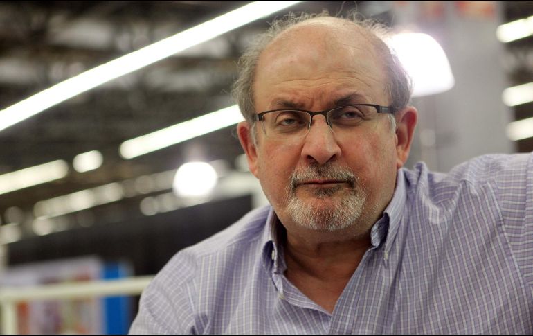 Hospitalizado con heridas graves tras el ataque, el escritor británico-estadounidense Salman Rushdie va mejorando, según sus allegados. EL INFORMADOR / ARCHIVO