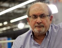 Hospitalizado con heridas graves tras el ataque, el escritor británico-estadounidense Salman Rushdie va mejorando, según sus allegados. EL INFORMADOR / ARCHIVO