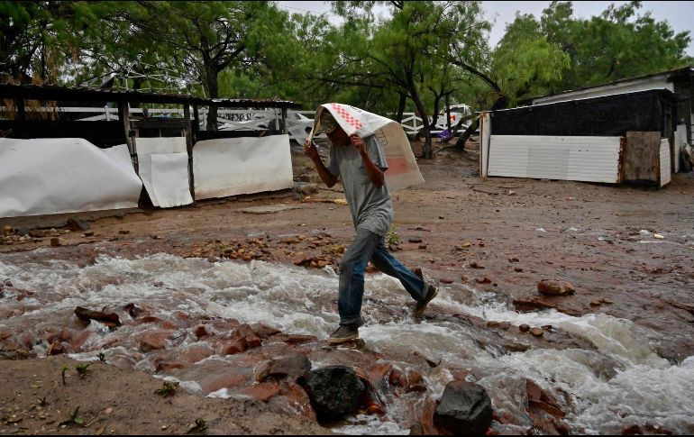 Aproximadamente desde las 04:00 horas, la lluvia se presenta con rachas de viento y por momentos disminuye para después caer con mayor intensidad. AFP / P. Pardo
