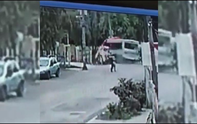 En redes sociales, usuarios han bromeado con que la unidad de transporte se creía una trajinera. TWITTER