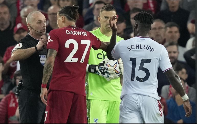 Darwin Núñez le propinó un cabezazo en el rostro a un jugador rival. EFE/A. YATES