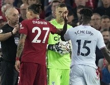 Darwin Núñez le propinó un cabezazo en el rostro a un jugador rival. EFE/A. YATES