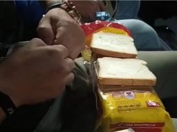 Normalmente las personas llevan sus alimentos ya preparados, pero sin duda lo que llamó la atención de este hombre fue que él decidió preparar su platillo en ese momento. ESPECIAL