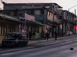 Miembros de la Policía Estatal resguardan una unidad de transporte publico incendiada el 12 de agosto de 2022 en Tijuana. EFE/J. Terríquez