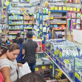 Hay desabasto en útiles escolares; prevén otro aumento en cuadernos