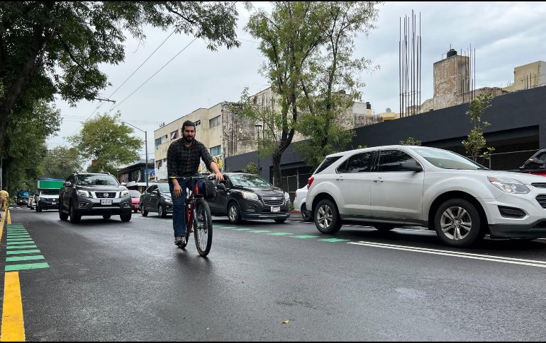 Abraham señala que normalmente circula en su bici por Avenida Hidalgo y que los carros no respetan, por lo que el proyecto les parece buena idea. ESL INFORMADOR/ J. VELAZCO