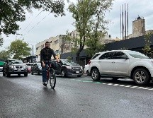 Abraham señala que normalmente circula en su bici por Avenida Hidalgo y que los carros no respetan, por lo que el proyecto les parece buena idea. ESL INFORMADOR/ J. VELAZCO
