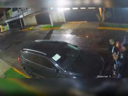 Ante la negativa de la mujer por entregar sus pertenencias, los ladrones huyeron corriendo del sitio. ESPECIAL/CAPTURA DE VIDEO
