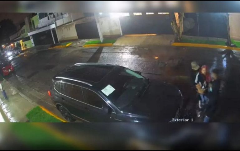 Ante la negativa de la mujer por entregar sus pertenencias, los ladrones huyeron corriendo del sitio. ESPECIAL/CAPTURA DE VIDEO