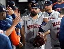 José Urquidy (izq.) lanzó pelota de seis imparables. AP/C. Arbogast