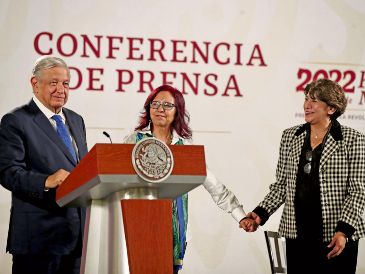 El Presidente Andrés Manuel López Obrador junto a Leticia Ramírez (centro) y Delfina Gómez (derecha). EL UNIVERSAL