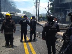 La tarde de ayer una pipa con combustible explotó tras chocar en la avenida Escénica, en Acapulco. TWITTER / @SSPGro