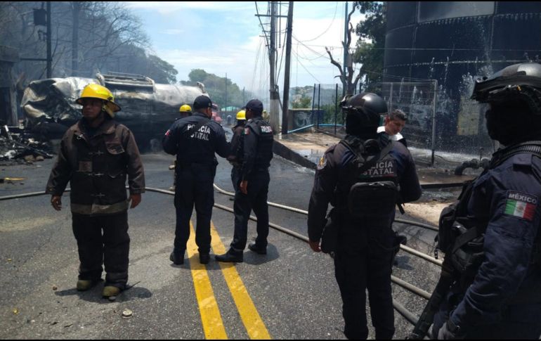 La tarde de ayer una pipa con combustible explotó tras chocar en la avenida Escénica, en Acapulco. TWITTER / @SSPGro