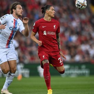 Jugador del Crystal Palace recibe amenazas tras expulsión de Darwin Núñez