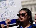"Aire limpio para los niños", se lee en la pancarta de una manifestante a favor de la ley aprobada este viernes, que prevé la mayor inversión de la historia de EE.UU. contra el cambio climático. GETTY IMAGES