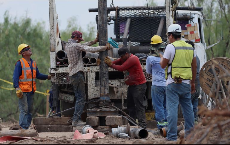 Rescatistas trabajan en la zona donde se encuentran los 10 mineros atrapados, en el municipio de Sabinas, Coahuila. EFE/A. Ojeda