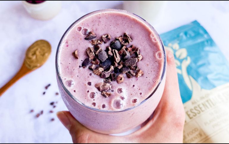 Puedes prepararte un delicioso licuado energético con ingredientes fáciles de conseguir. ESPECIAL/Foto de LyfeFuel en Unsplash