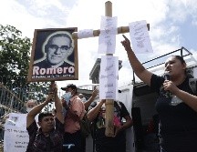 Familiares de personas detenidas durante el régimen de excepción implementado en El Salvador se manifiestan hoy frente a la Asamblea Legislativa, en San Salvador. EFE/R. Sura