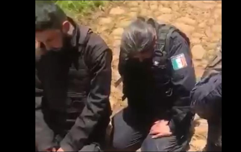 Los cuatro policías de Concepción de Buenos Aires se ven arrodillados en el video. ESPECIAL
