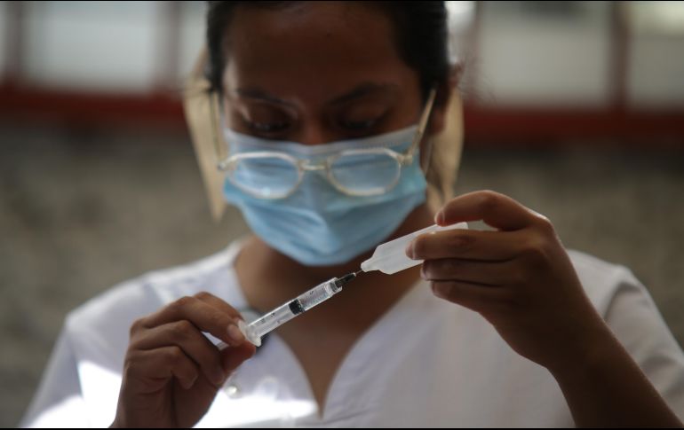 Una trabajadora de la salud prepara una dosis de una vacuna anticovid durante la jornada de vacunación para niños de siete años de edad, en la Ciudad de México. XINHUA/F. Cañedo