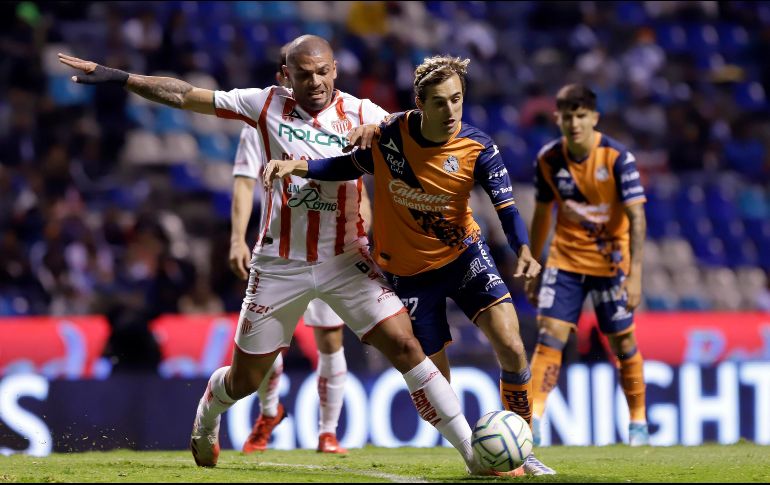 Jordi Cortizo hizo la mejor jugada del partido, la que hasta entonces daba ventaja el Puebla. EFE/H. Ríos