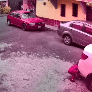 Viral: ¡Horrible! Conductor se echa de reversa y aplasta a menor (VIDEO)