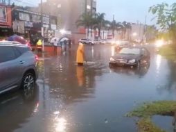 Se quedan varados al menos seis autos en Av. Patria tras lluvia