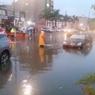 Se quedan varados al menos seis autos en Av. Patria tras lluvia